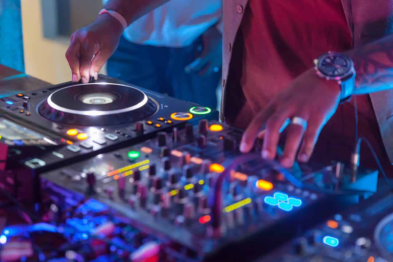 Formateur DJ expérimenté enseignant des techniques de mixage harmonique à des étudiants sur du matériel Pioneer DJ chez DJ Network Formation.