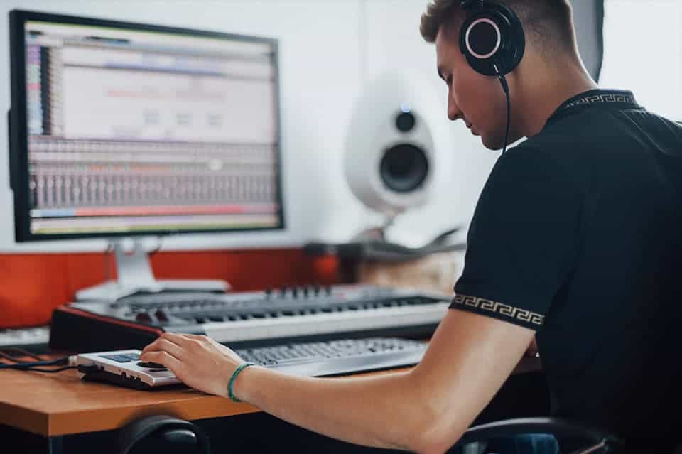 Un sound designer certifié, dans le cadre de sa formation, perfectionne ses compétences en créant des sons de synthèse pour des projets de design sonore.