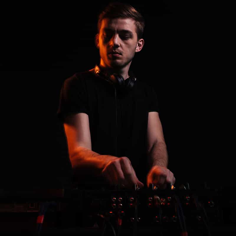 Formateur en technique de mixage DJ lors d'une démonstration de son savoir-faire chez DJ Network Formation.