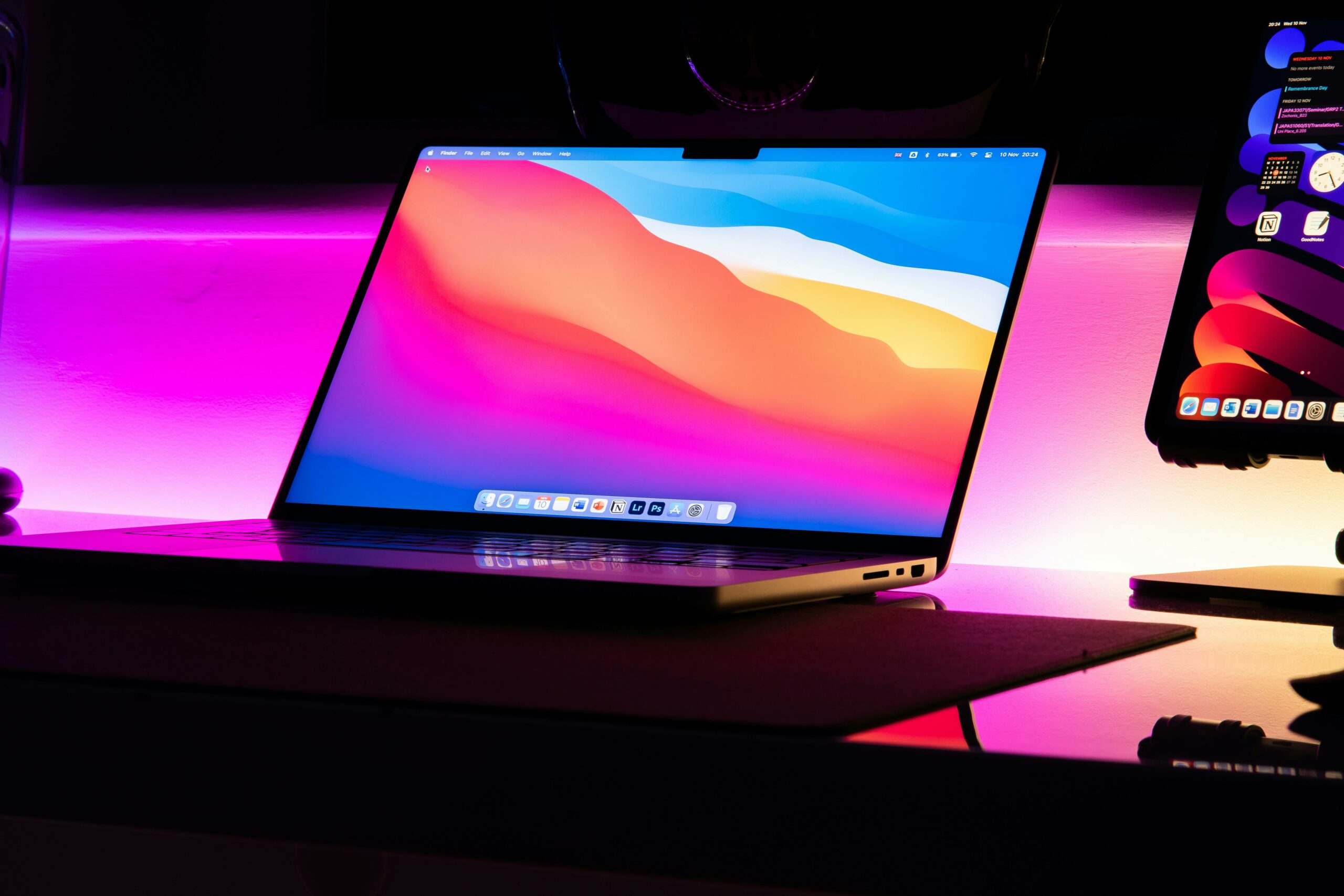 Macbook Pro dédié à la production musicale et au DJing Ordinateur portable récent sur un bureau éclairé, utilisé comme ordinateur pour le DJing et la production musicale.