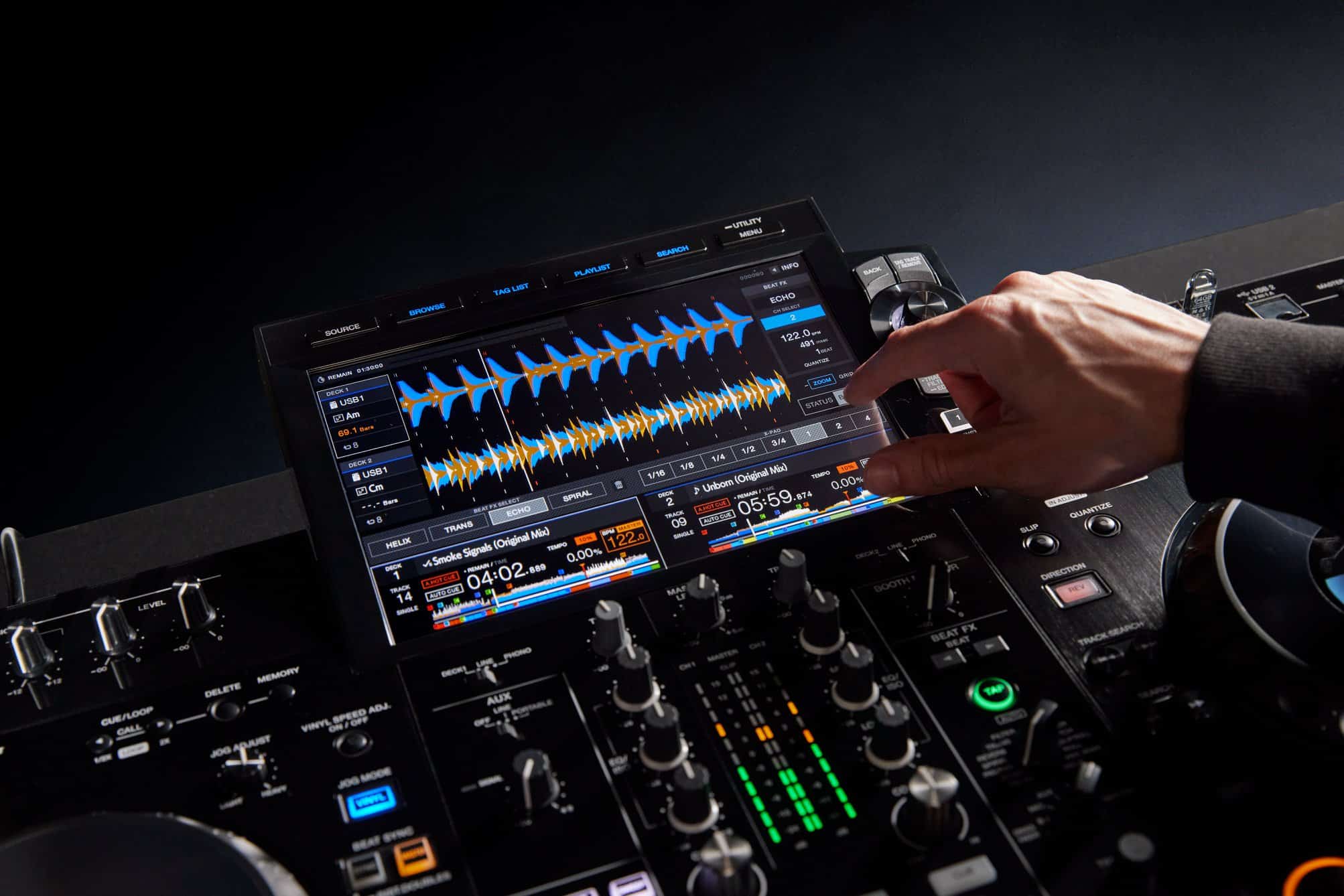 Un casque audio posé sur un contrôleur MIDI Ableton Push, prêt à suivre un cours particulier de production musicale et de beatmaking dans le cadre de la formation proposée par DJ Network.