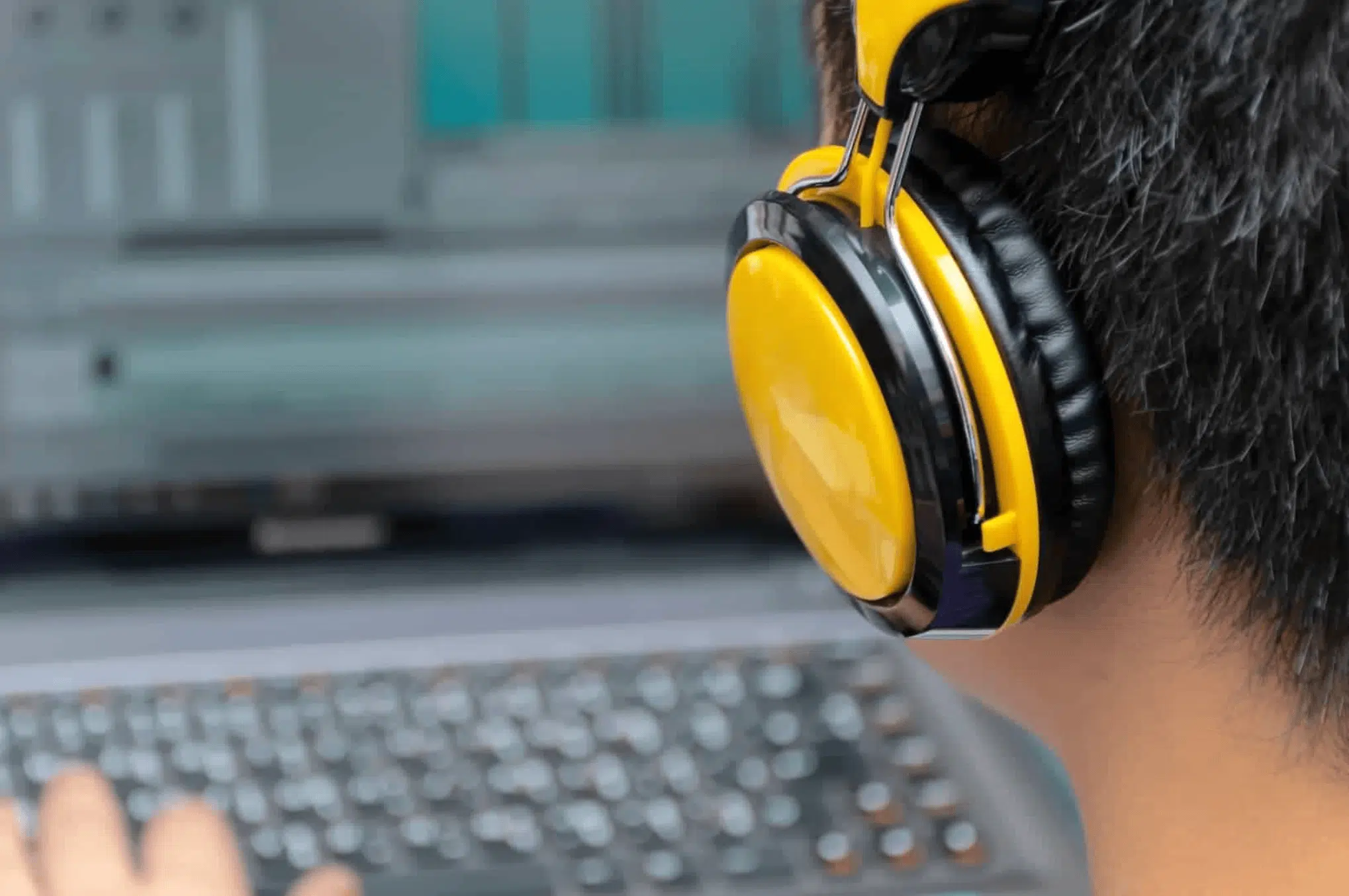 Participant à un stage d'initiation à la production musicale de DJ Network Formation, utilisant un ordinateur pour créer de la musique.