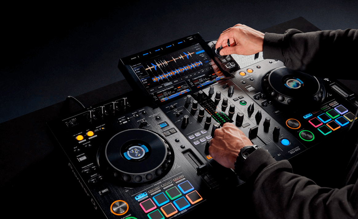 Pratique du mix sur Pioneer DJ Mains d'un DJ ajustant les réglages d'un système Pioneer DJ lors d'un stage de formation au mix DJ.