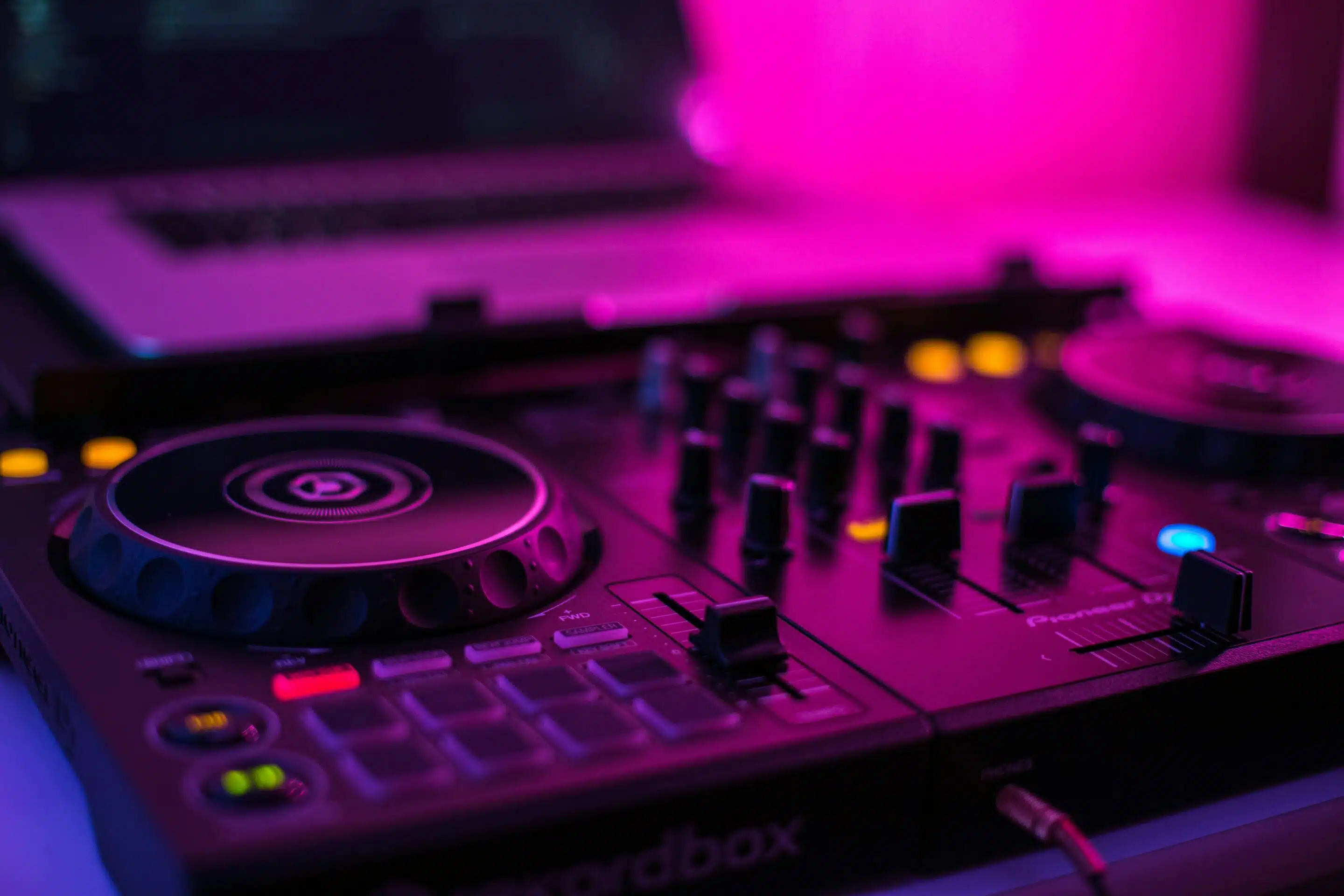 Comment choisir sa première platine DJ ?