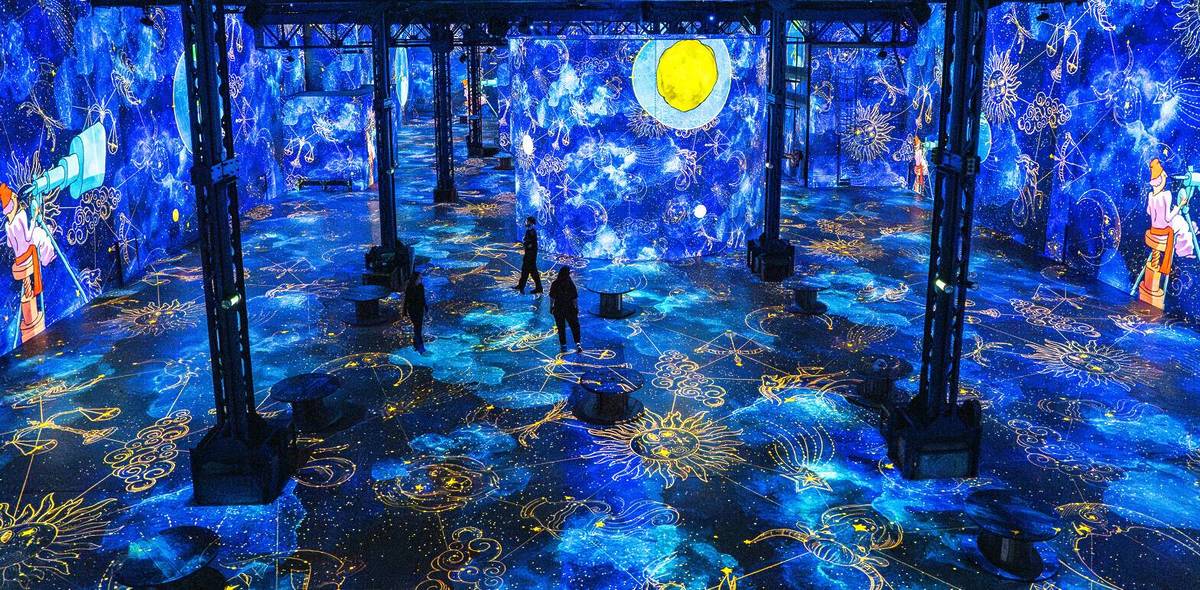 Immersion à l'Atelier des Lumières Exposition immersive à l'Atelier des Lumières illustrant les activités de création et musique à Paris.