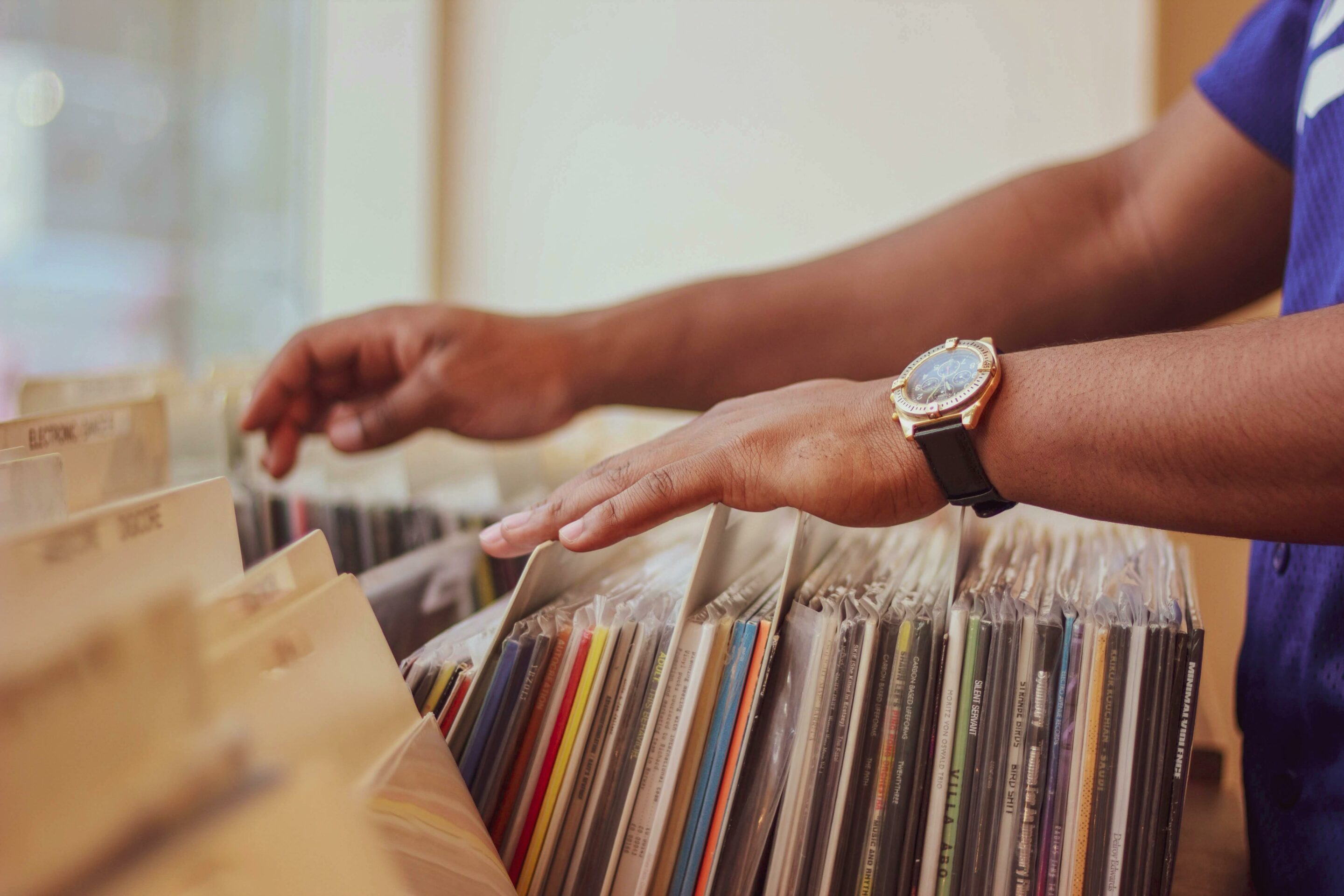 Digging de vinyles chez un disquaire parisien angées de disques vinyles chez un disquaire pour illustrer les meilleures activités de création et musique à Paris.