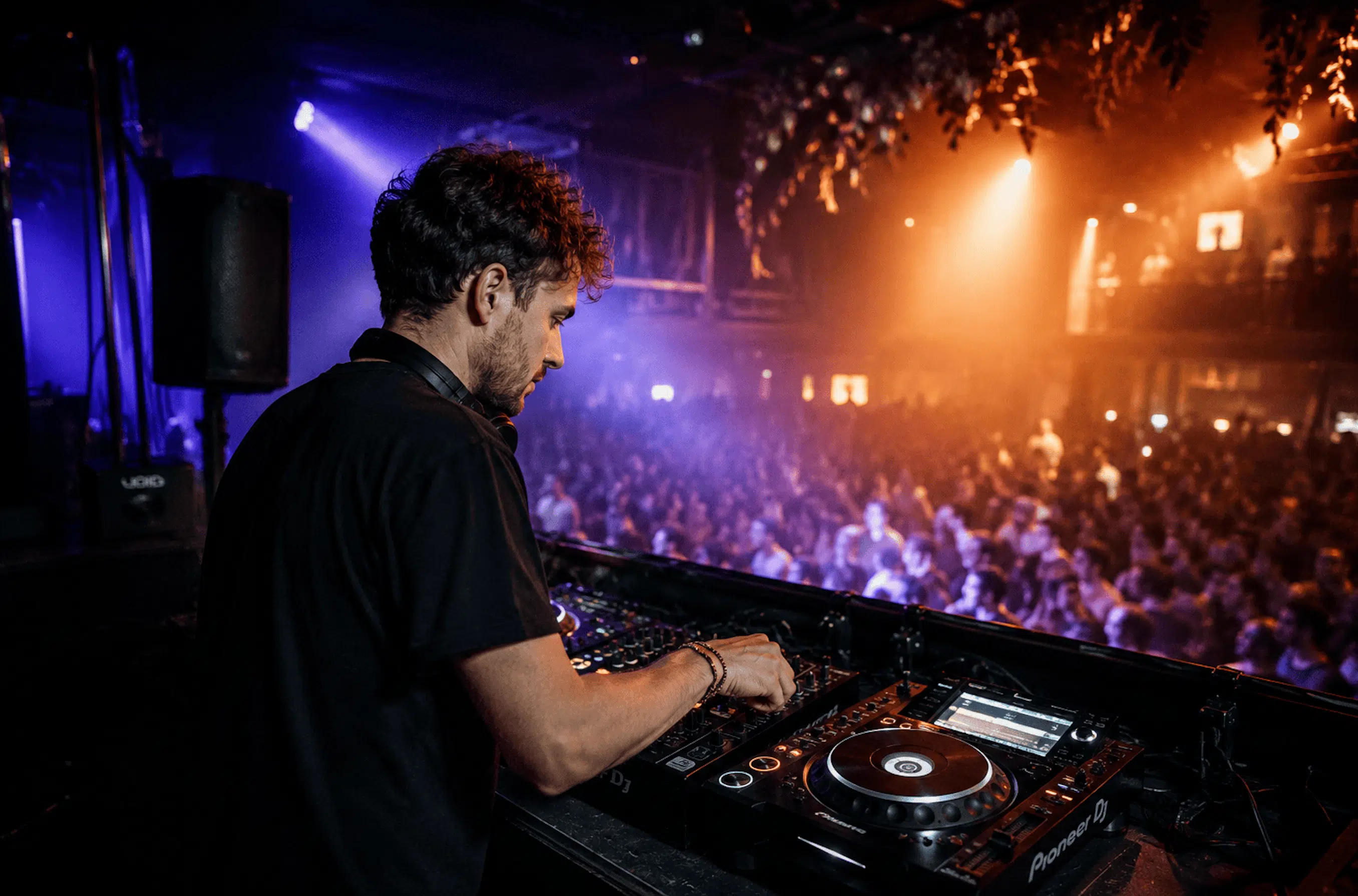 DJ en prestation devant un public lors d’un événement, illustrant la professionnalisation et la reconnaissance des métiers du DJing.