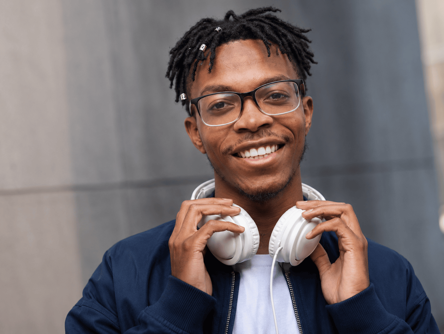 Un individu souriant, ayant obtenu le financement CPF pour sa formation chez DJ Network.