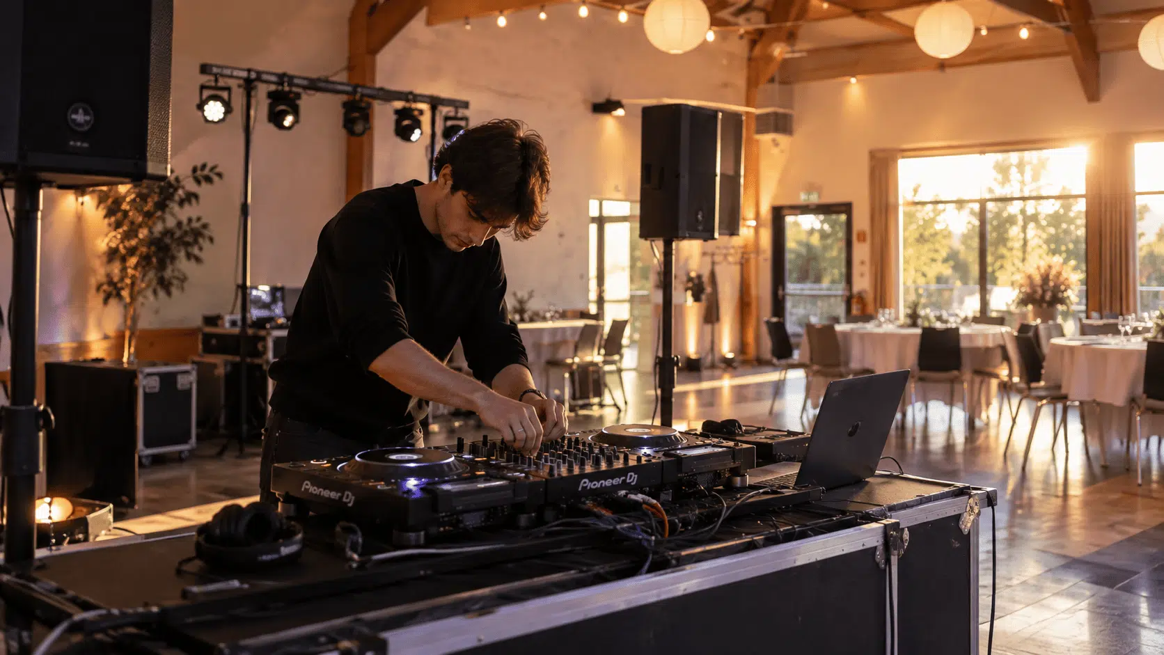 DJ débutant aux platines lors d'une soirée, illustrant comment fixer son tarif de DJ