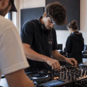 Formation DJ pour débutant et niveau intermédiaire. Formation disponible à Paris et Montpellier.