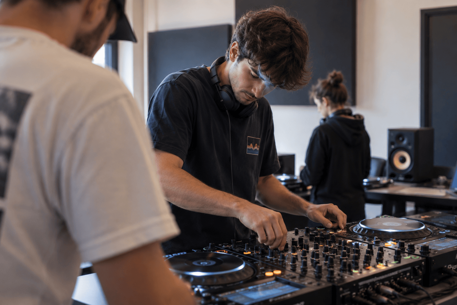 Formation DJ pour débutant et niveau intermédiaire. Formation disponible à Paris et Montpellier.